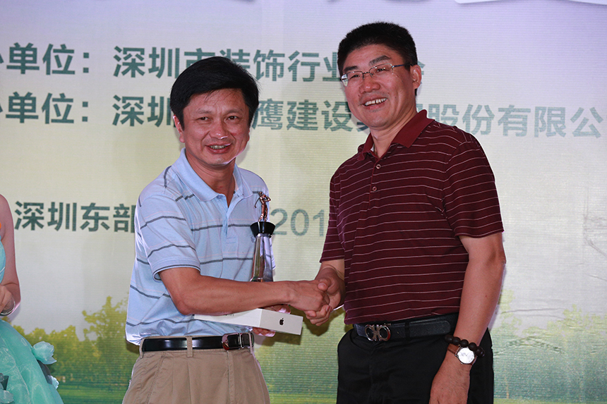 深裝總董事長胡正富為凈桿季軍瑞和董事長李介平頒獎.JPG