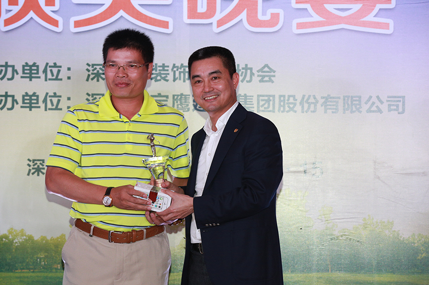 中國裝飾協會副會長葉遠西為總桿亞軍頒獎.JPG