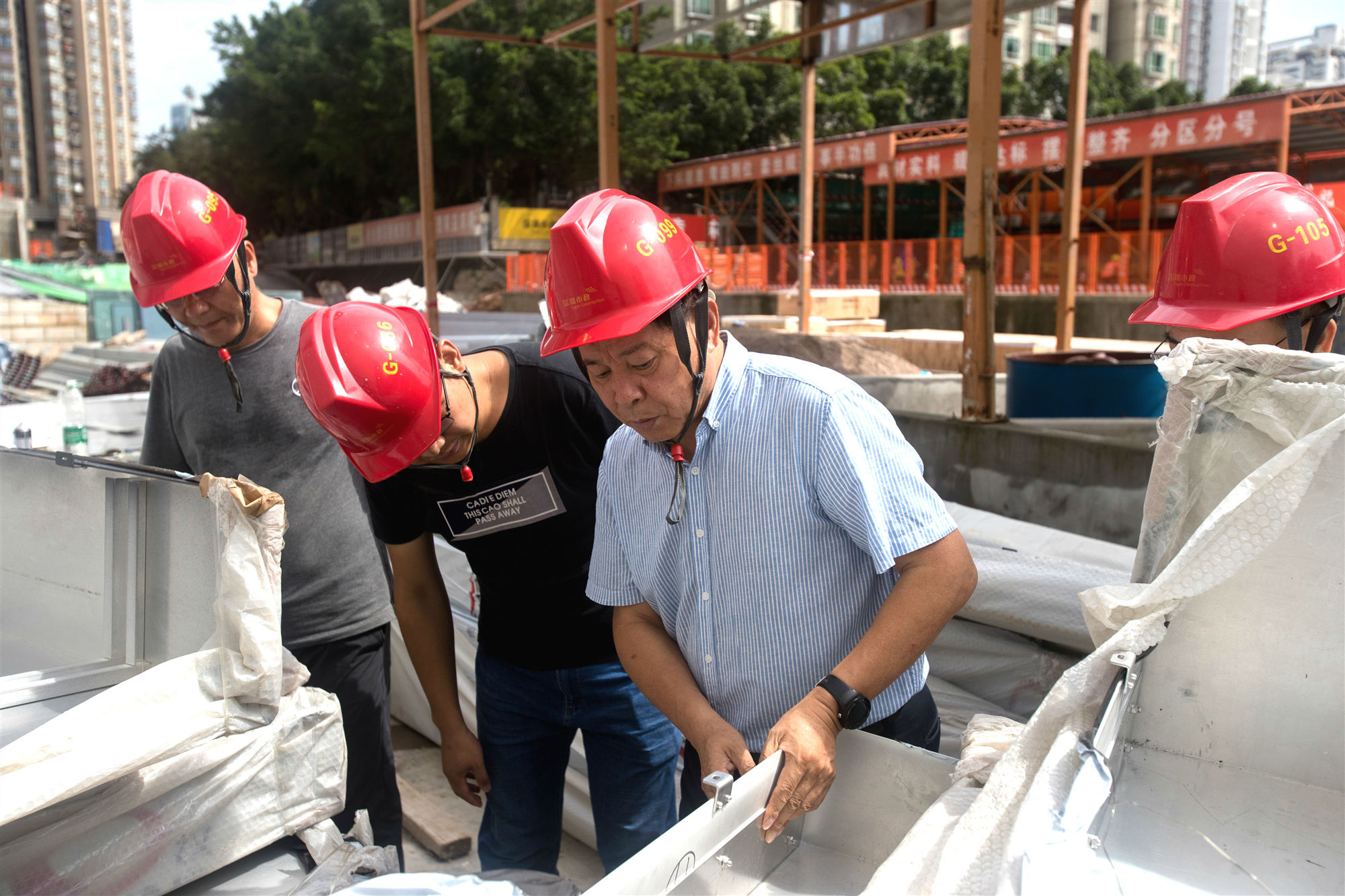 5.萬樹春副總裁檢查施工鋁板 (2)_副本.jpg