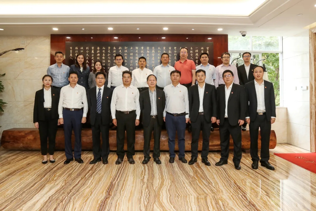 珠海航空城發展集團黨委副書記、董事鄧偉群一行蒞臨寶鷹集團交流黨建工作
